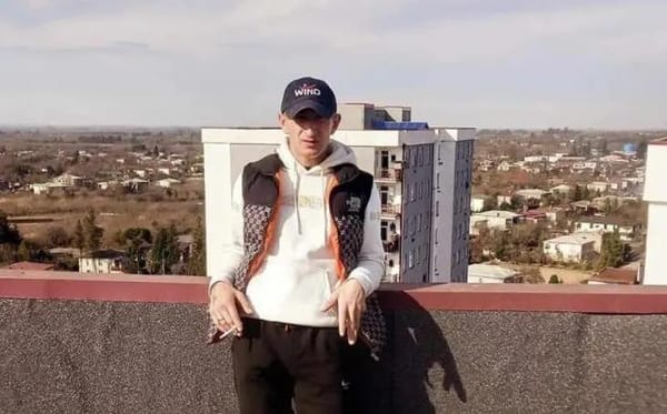 „დაქვრივ­და 21 წლის, 5 თვის ორ­სუ­ლი გოგო" - კლინიკაში გარდაიცვალა 24 წლის ბიჭი, რომელსაც 11 მარტს მანქანა პირდაპირ ტროტუარზე დაეჯახა